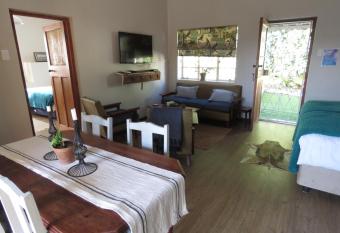 Caledon Protea Cottage has Balcony rooms
