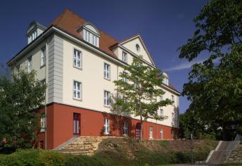 Hotel Br  hlerh  he allows 18 year olds to book a room