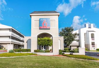 Studio 6 San Antonio - Airport allows 18 year olds to book a room