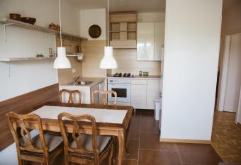 Stan u samom centru Obrenovca, na Trgu allows 18 year olds to book a room