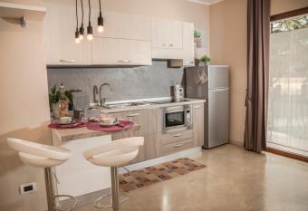 Vanda Luxury House near Gardaland and Garda Lake has Balcony rooms