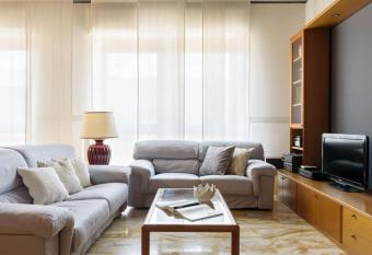 Vista Duomo - byMyHomeinComo allows 18 year olds to book a room