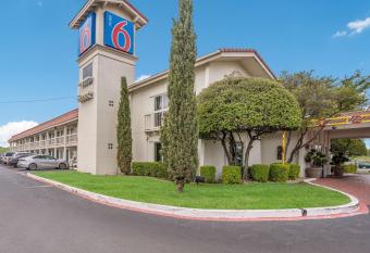 Motel 6 Dallas - Market Center has Smoking rooms