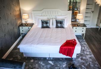 Vila Radailiai - Dinosaur Park has rooms with a private hot tub