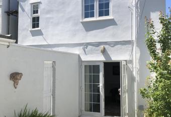 The Cottage has Balcony rooms