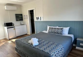 Surf Beach Motel Newcastle allows 18 year olds to book a room