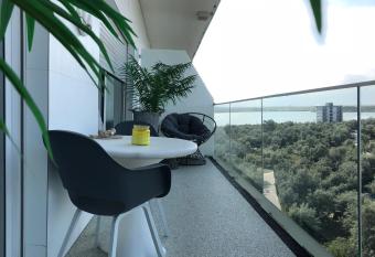 White Tower Mamaia - Private Apartment allows 18 year olds to book a room