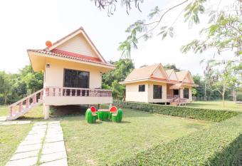 OYO 75359 Thaiburi Thara Resort allows 18 year olds to book a room