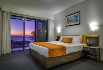 Quality Resort Sorrento Beach has rooms with a private hot tub