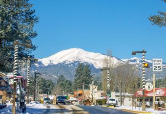 Whispering Pine Cabins has rooms with a private hot tub