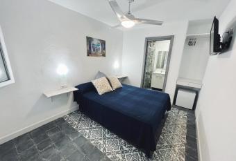 Alojamientos Santorini allows 18 year olds to book a room