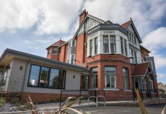 Gwesty Links allows 18 year olds to book a room