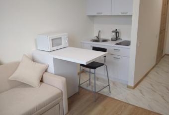 SMART-HOUSE Smart-kvartira s kukhnei. allows 18 year olds to book a room