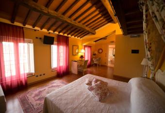Agriturismo Corte Benedetto has rooms with a private hot tub