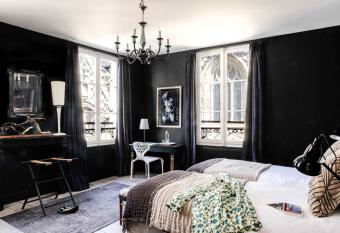 Au Velocipede allows 18 year olds to book a room