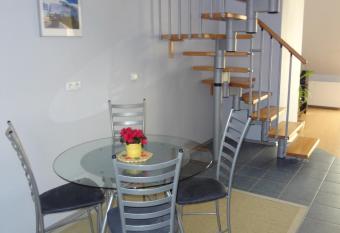 Apartament przy Bacha has rooms with a private hot tub