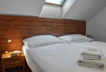 La Rosa has Balcony rooms