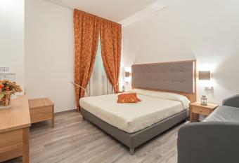 Hotel Il Buongustaio has rooms with a private hot tub