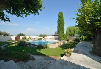 Le Mas Des Sorci  res - Maison d h  tes allows 18 year olds to book a room