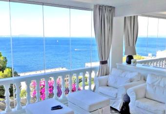 Breathtaking Costabrava seaview apartment 5m beach - Casa ArteVida allows 18 year olds to book a room