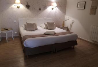 Gabriel Hotel Chinon allows 18 year olds to book a room