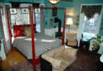 Red Elephant Inn Bed and Breakfast has rooms with a private hot tub
