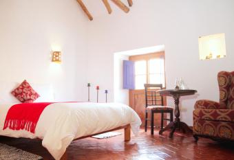 Rumi Wasi has rooms with a private hot tub