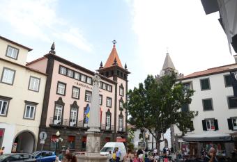 Edificio Charles 102 allows 18 year olds to book a room