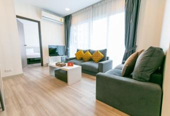 Locals Prio ChiangMai Central Airport Plaza has rooms with a private hot tub