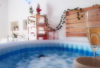 Affittacamere Silvagni has rooms with a private hot tub