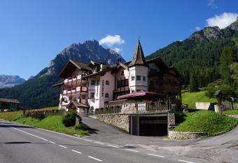 Albergo Conturina has Balcony rooms