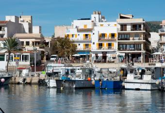Hostal Cala Ratjada has Balcony rooms