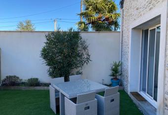 Le Clousy- G  te - CARQUEFOU Centre has Balcony rooms