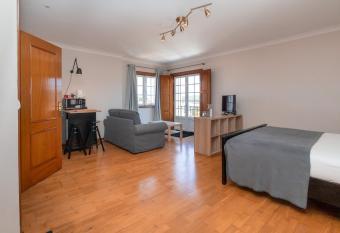 Galo Preto - Amazing breakfast Sintra - View and Silence allows 18 year olds to book a room