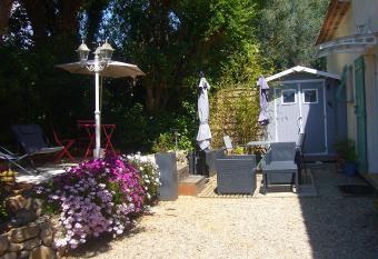 Les Ch  nes Verts allows 18 year olds to book a room