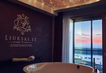 Panorama-27 Jacuzzi Apartment allows 18 year olds to book a room