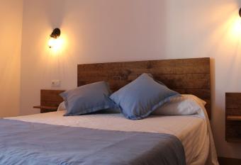 Hospederia 1881 allows 18 year olds to book a room