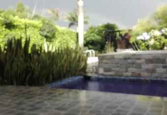 Casa De Verano Piscina Privada has rooms with a private hot tub