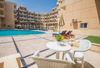 Poolside With Patio Near El Gouna - 2 x Large Pools & Kitchen - European Standards - Tiba Resort P4 allows 18 year olds to book a room