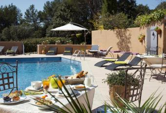 La Cl   des Champs & Spa allows 18 year olds to book a room