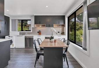 Youngtown Executive Apartments - 2BR Apts Free Parking & Wifi allows 18 year olds to book a room