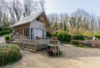 Chalet Bord de Mer CLS Deauville allows 18 year olds to book a room