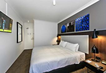 CKS Sydney Airport Hotel allows 18 year olds to book a room