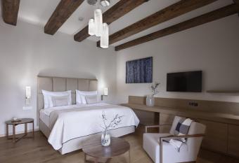 Lotrinsk   hotel allows 18 year olds to book a room