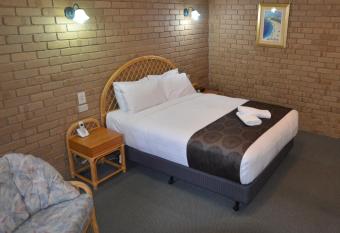 Tropicana Motor Inn has rooms with a private hot tub