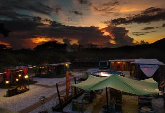 Paraiso Lounge has rooms with a private hot tub