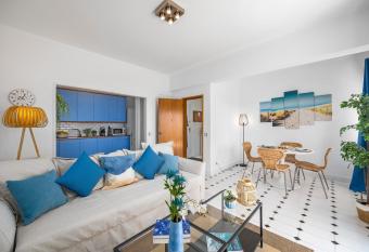 Cosy Penthouse Apartment with Large Terrace & Seaview allows 18 year olds to book a room