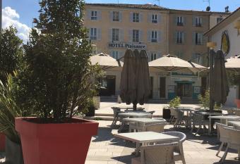 L Annexe Plaisance allows 18 year olds to book a room