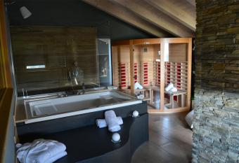 B & B Le due noci has rooms with a private hot tub