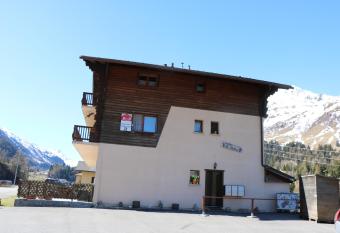 Apartment Chez V  ro et Bernard has Balcony rooms